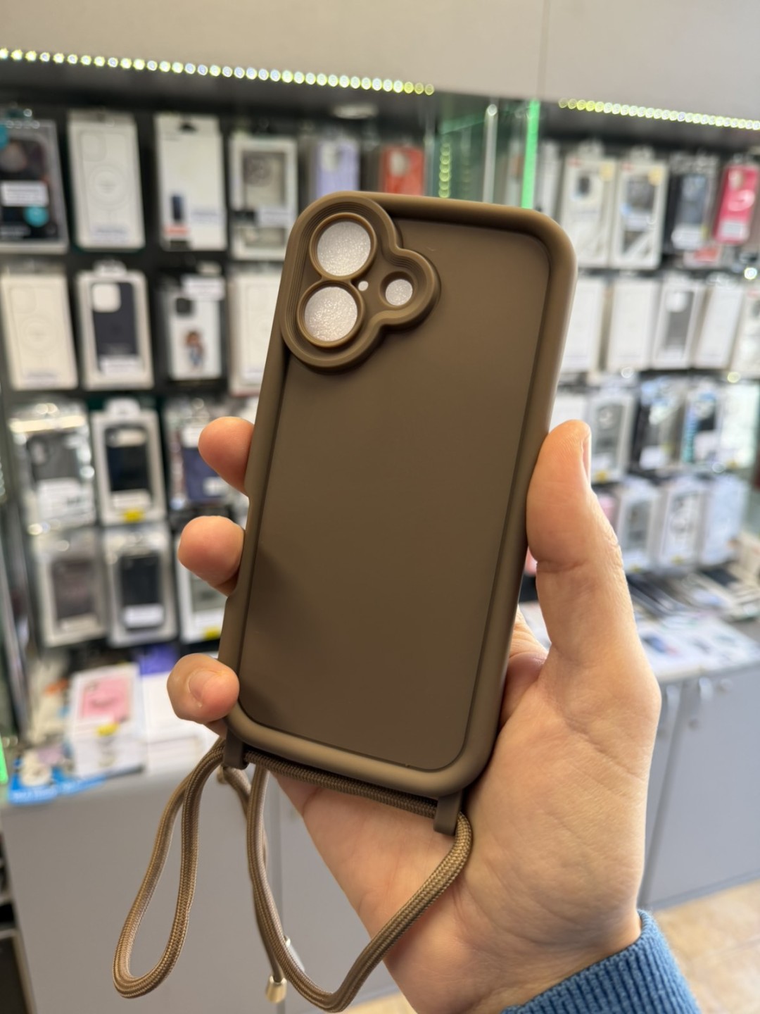 Калъф за iPhone 16 - Lux Silicone Case, с връзка - Кафяв